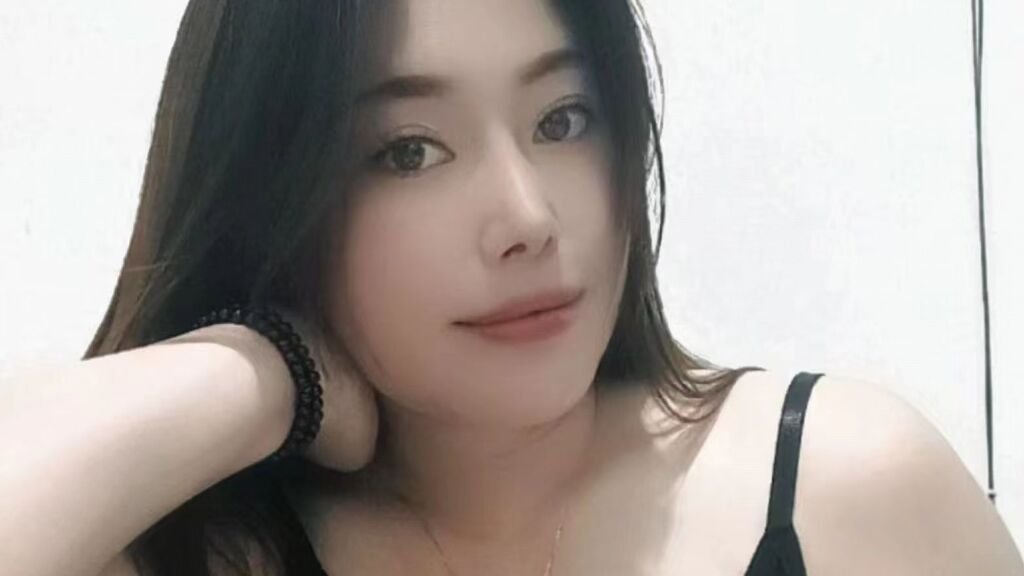 From Amateur to Webcam Model: Ravenliiy’s Journey