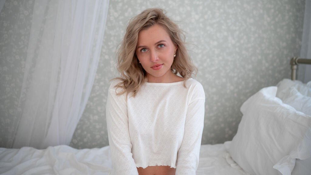 From Amateur to Webcam Model: SandraGray’s Journey