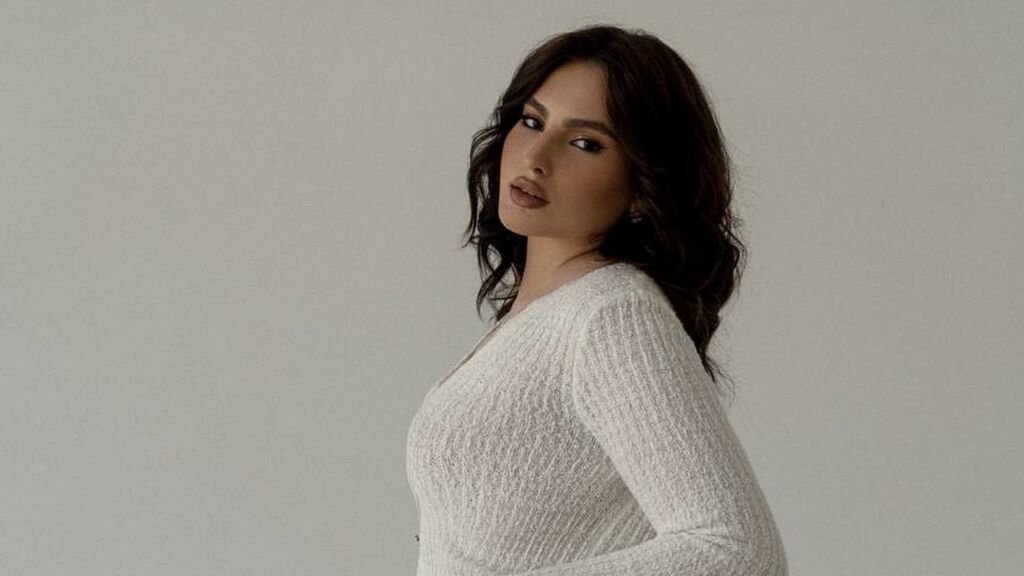 from amateur to webcam model the carolinegrem story