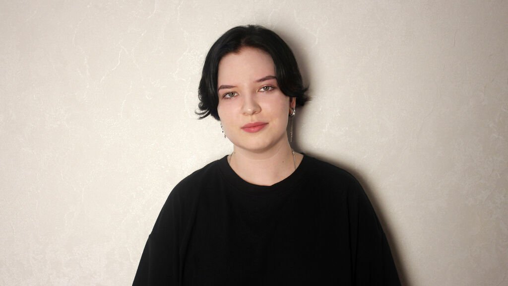 From Amateur to Webcam Model: The Rise of AnnySwen