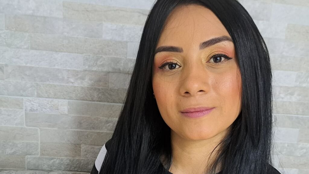 From Amateur to Webcam Model: The Rise of Cesleste Smith From Amateur to Webcam Model: The Rise of Cesleste Smith