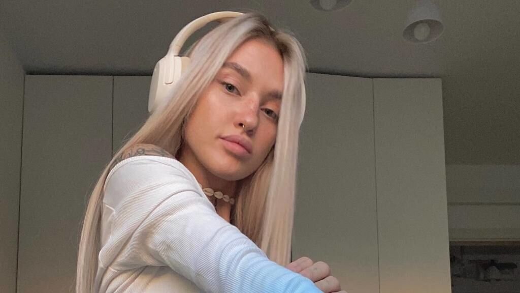 From Amateur to Webcam Model: The Rise of DaisySparkle From Amateur to Webcam Model: The Rise of DaisySparkle