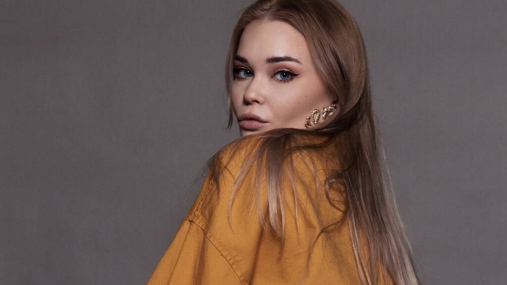 From Amateur to Webcam Model: The Rise of DorothyMayfield