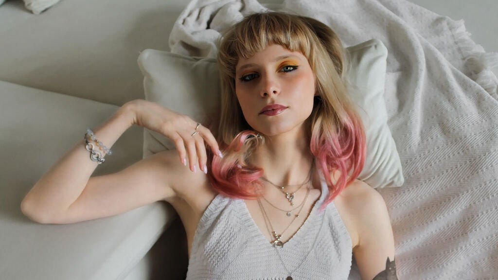 From Amateur to Webcam Superstar: The Rise of DoloresPalmer