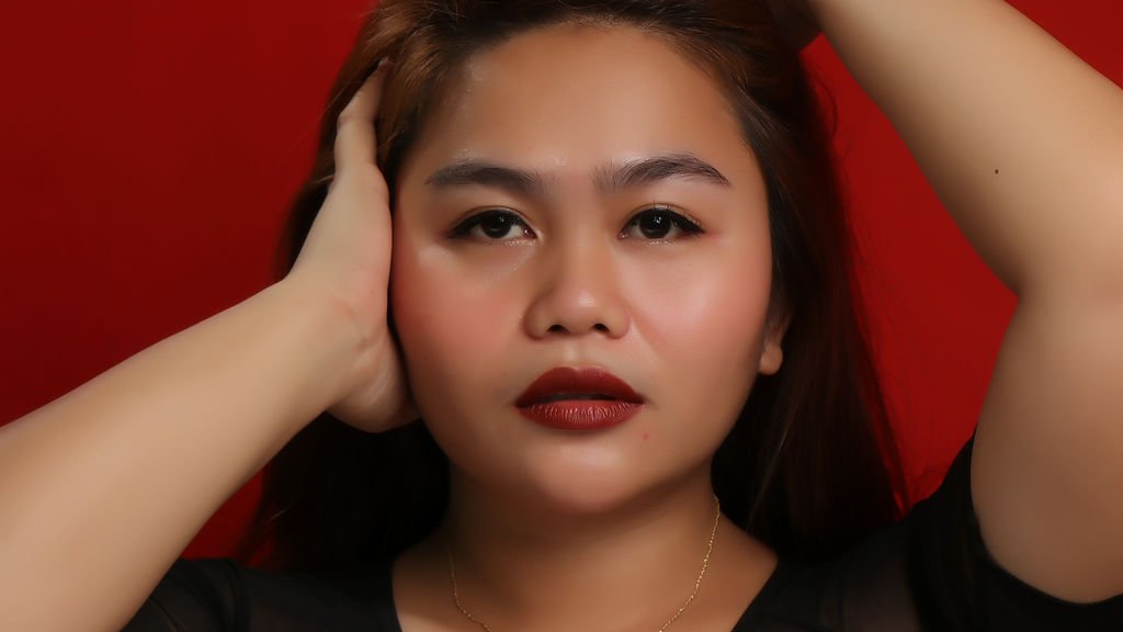 From Hobby to Career: The Rise of Amateur Webcam Model AraDelivigne