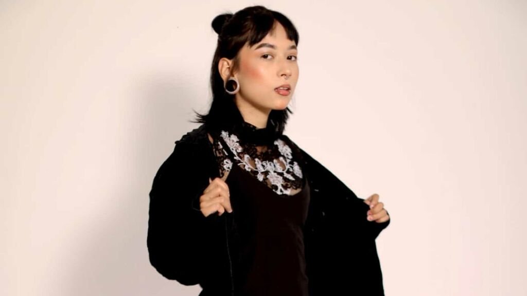 Hecate Rodriguez: The Amateur Webcam Model With a Spellbinding Performance