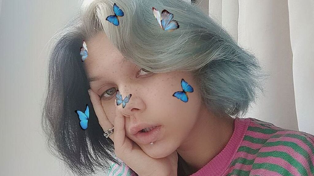 IzzyWhit's Amateur Webcam Model Adventures IzzyWhit’s Amateur Webcam Model Adventures