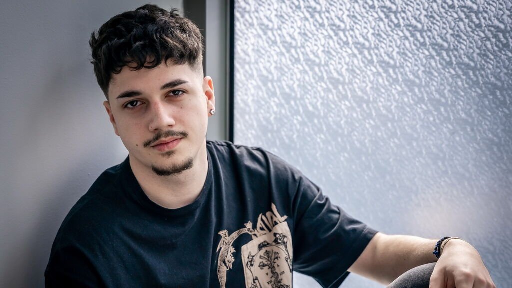 JoshKnights Cam: The Glitchy, Glamorous Truth