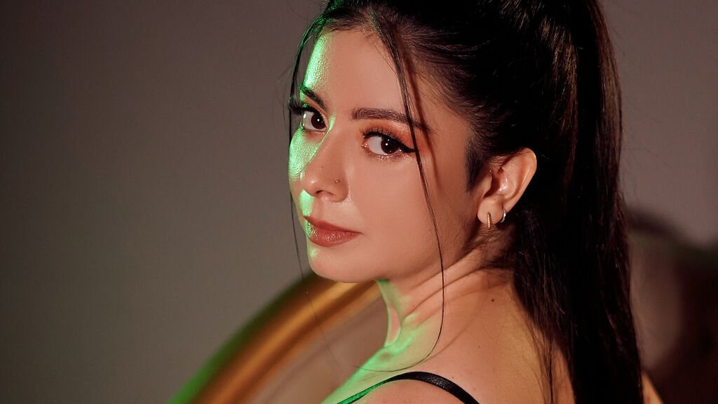 LauryMoons Amateur Webcam Model Shares Her Passionate Performance LauryMoons Amateur Webcam Model Shares Her Passionate Performance