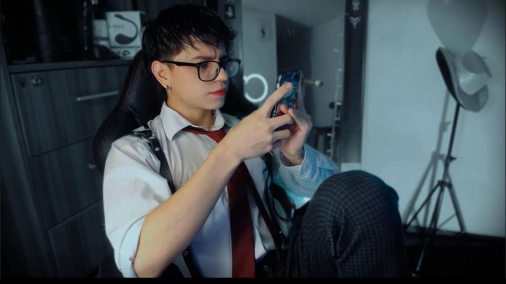 MarckConners Cam: The Glitch is the Glam MarckConners Cam: The Glitch is the Glam